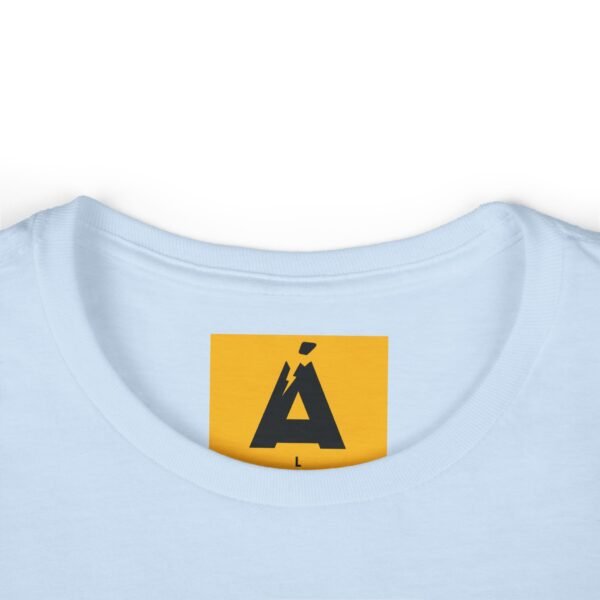 Camiseta de aventura guatemalteca para mujer, de postal de ATITLÁN, perfecta para viajeros y senderistas.