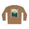 Camiseta unisex de manga larga con postal de ATITLÁN, perfecta para viajeros y amantes de actividades al aire libre.