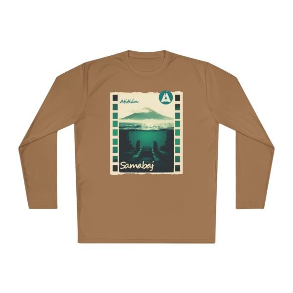 Camiseta unisex de manga larga con postal de ATITLÁN, perfecta para viajeros y amantes de actividades al aire libre.