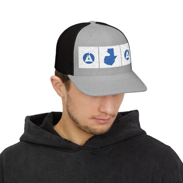 Elegante gorra de camionero con mapa de GUATE, perfecta para aventuras al aire libre.