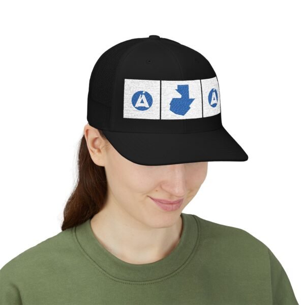 Elegante gorra de camionero con mapa de GUATE, perfecta para aventuras al aire libre.