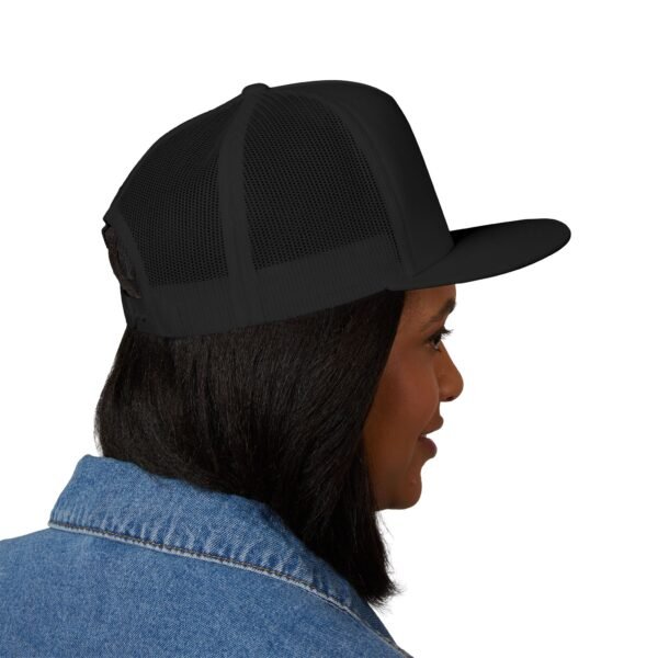 Gorra plana con visera ajustable y diseño de GUATE,  moderna para uso casual.