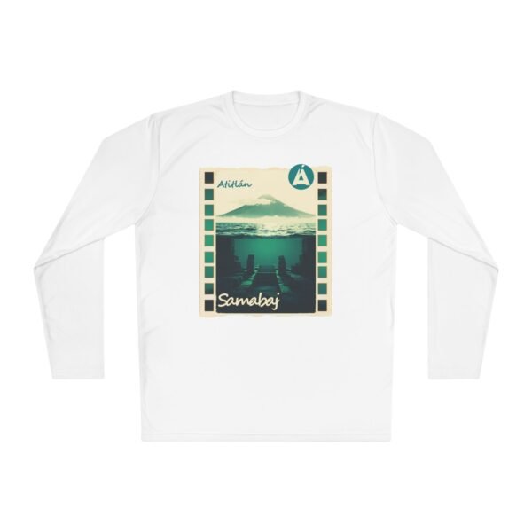 Camiseta unisex de manga larga con postal de ATITLÁN, perfecta para viajeros y amantes de actividades al aire libre.