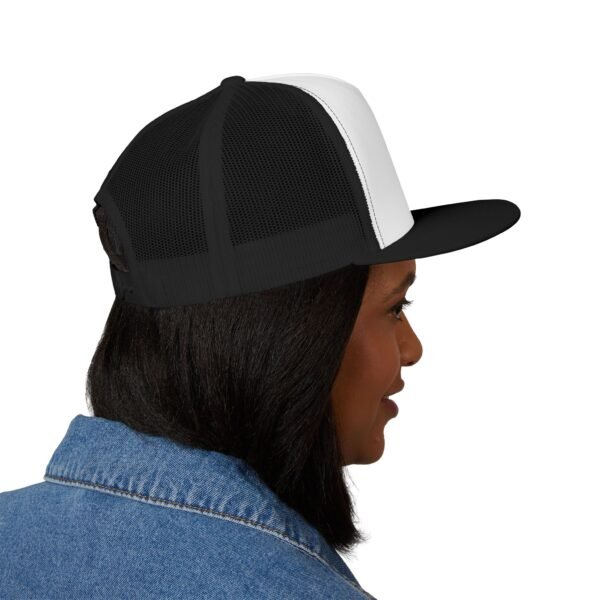 Gorra plana con visera ajustable y diseño de GUATE,  moderna para uso casual.