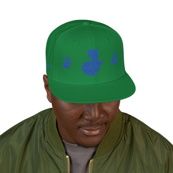 Gorra plana con visera ajustable y diseño de GUATE,  moderna para uso casual.
