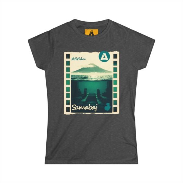 Camiseta de aventura guatemalteca para mujer, de postal de ATITLÁN, perfecta para viajeros y senderistas.