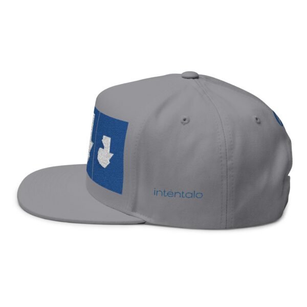 Gorra plana con visera ajustable y diseño de GUATE,  moderna para uso casual.