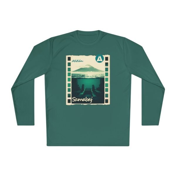 Camiseta unisex de manga larga con postal de ATITLÁN, perfecta para viajeros y amantes de actividades al aire libre.
