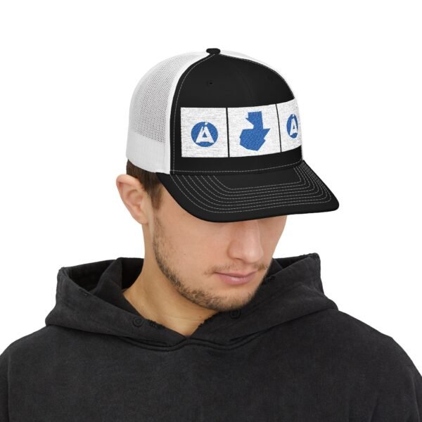 Elegante gorra de camionero con mapa de GUATE, perfecta para aventuras al aire libre.