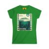 Camiseta de aventura guatemalteca para mujer, de postal de ATITLÁN, perfecta para viajeros y senderistas.