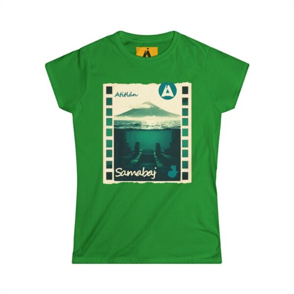 Camiseta de aventura guatemalteca para mujer, de postal de ATITLÁN, perfecta para viajeros y senderistas.