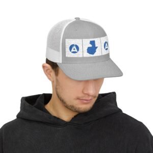Elegante gorra de camionero con mapa de GUATE, perfecta para aventuras al aire libre.