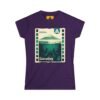Camiseta de aventura guatemalteca para mujer, de postal de ATITLÁN, perfecta para viajeros y senderistas.