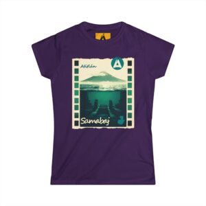Camiseta de aventura guatemalteca para mujer, de postal de ATITLÁN, perfecta para viajeros y senderistas.