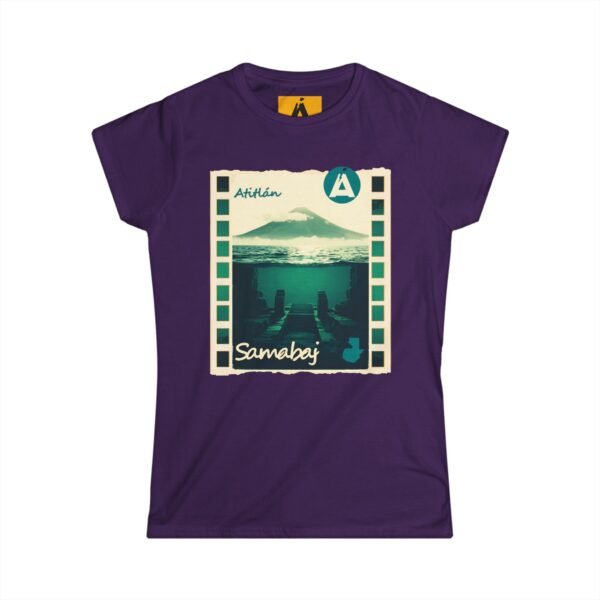 Camiseta de aventura guatemalteca para mujer, de postal de ATITLÁN, perfecta para viajeros y senderistas.
