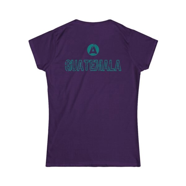 Camiseta de aventura guatemalteca para mujer, de postal de ATITLÁN, perfecta para viajeros y senderistas.