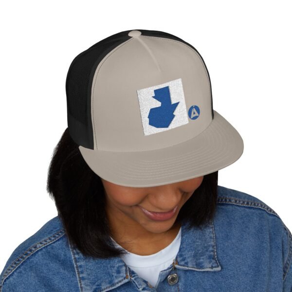 Gorra plana con visera ajustable y diseño de GUATE,  moderna para uso casual.