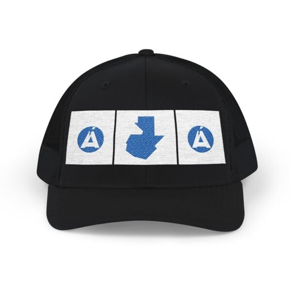 Elegante gorra de camionero con mapa de GUATE, perfecta para aventuras al aire libre.