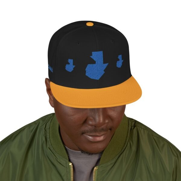 Gorra plana con visera ajustable y diseño de GUATE,  moderna para uso casual.
