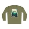 Camiseta unisex de manga larga con postal de ATITLÁN, perfecta para viajeros y amantes de actividades al aire libre.