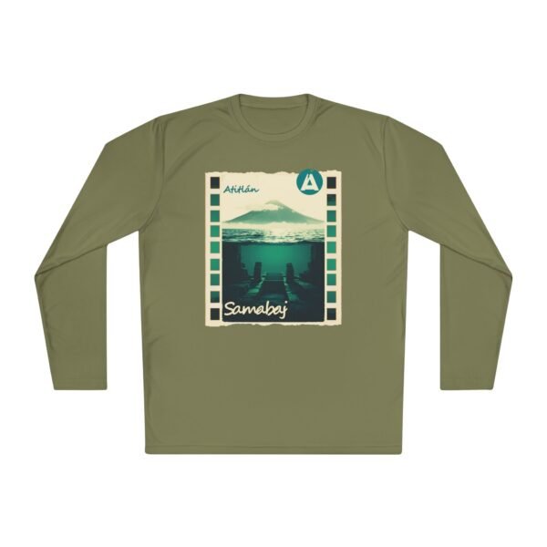 Camiseta unisex de manga larga con postal de ATITLÁN, perfecta para viajeros y amantes de actividades al aire libre.