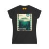 Camiseta de aventura guatemalteca para mujer, de postal de ATITLÁN, perfecta para viajeros y senderistas.