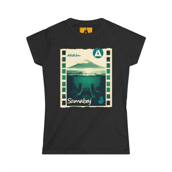 Camiseta de aventura guatemalteca para mujer, de postal de ATITLÁN, perfecta para viajeros y senderistas.