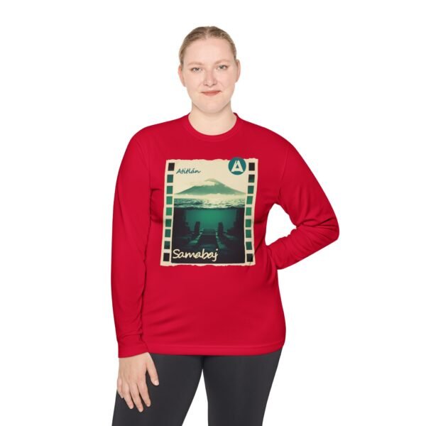 Camiseta unisex de manga larga con postal de ATITLÁN, perfecta para viajeros y amantes de actividades al aire libre.