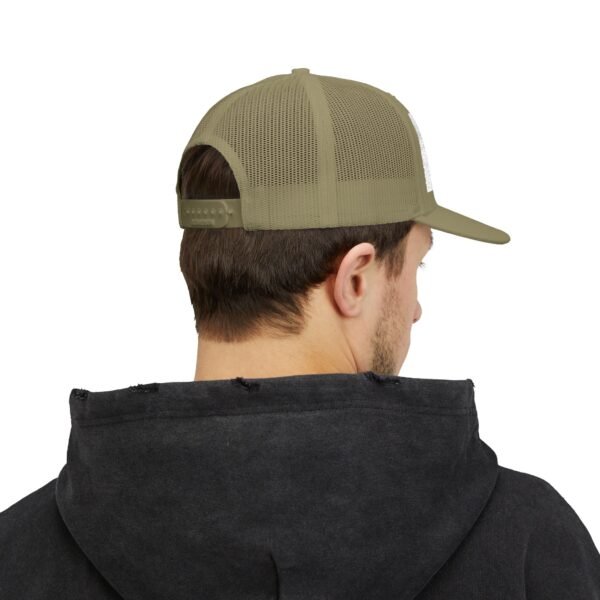 Elegante gorra de camionero con mapa de GUATE, perfecta para aventuras al aire libre.
