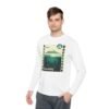 Camiseta unisex de manga larga con postal de ATITLÁN, perfecta para viajeros y amantes de actividades al aire libre.