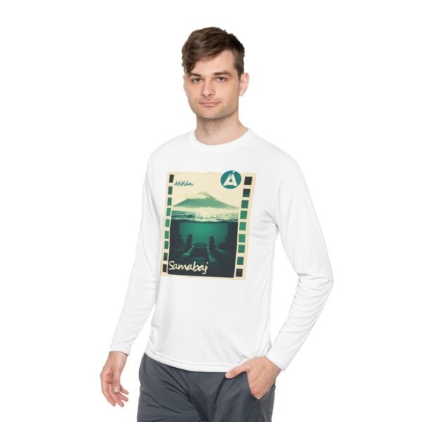 Camiseta unisex de manga larga con postal de ATITLÁN, perfecta para viajeros y amantes de actividades al aire libre.