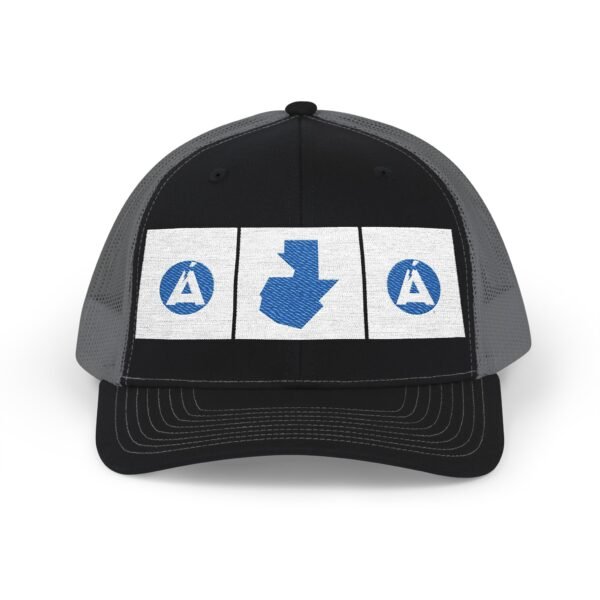 Elegante gorra de camionero con mapa de GUATE, perfecta para aventuras al aire libre.
