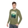 Camiseta unisex de manga larga con postal de ATITLÁN, perfecta para viajeros y amantes de actividades al aire libre.