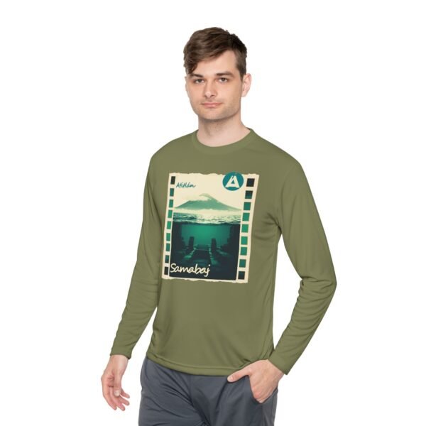 Camiseta unisex de manga larga con postal de ATITLÁN, perfecta para viajeros y amantes de actividades al aire libre.