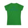 Camiseta de aventura guatemalteca para mujer, de postal de ATITLÁN, perfecta para viajeros y senderistas.