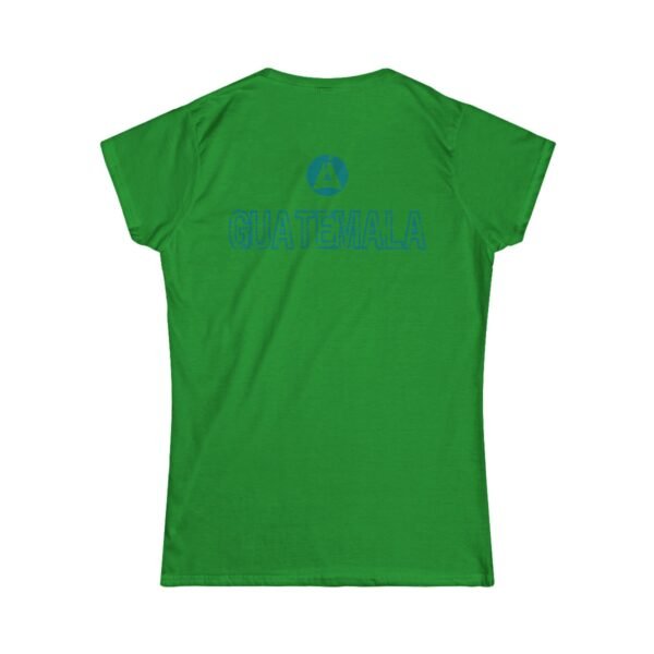 Camiseta de aventura guatemalteca para mujer, de postal de ATITLÁN, perfecta para viajeros y senderistas.