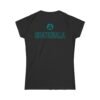 Camiseta de aventura guatemalteca para mujer, de postal de ATITLÁN, perfecta para viajeros y senderistas.