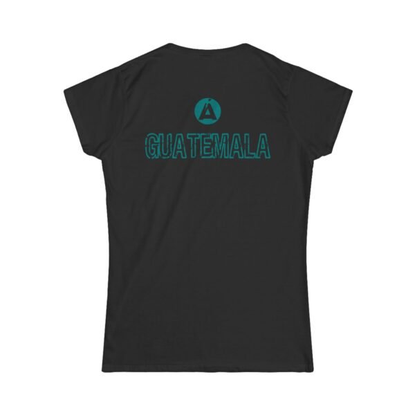 Camiseta de aventura guatemalteca para mujer, de postal de ATITLÁN, perfecta para viajeros y senderistas.
