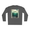 Camiseta unisex de manga larga con postal de ATITLÁN, perfecta para viajeros y amantes de actividades al aire libre.