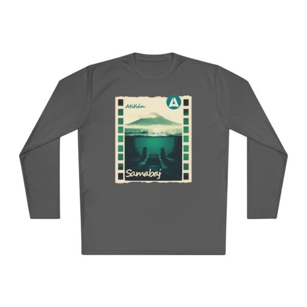 Camiseta unisex de manga larga con postal de ATITLÁN, perfecta para viajeros y amantes de actividades al aire libre.