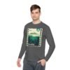 Camiseta unisex de manga larga con postal de ATITLÁN, perfecta para viajeros y amantes de actividades al aire libre.
