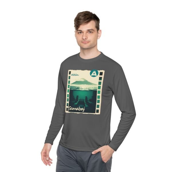 Camiseta unisex de manga larga con postal de ATITLÁN, perfecta para viajeros y amantes de actividades al aire libre.