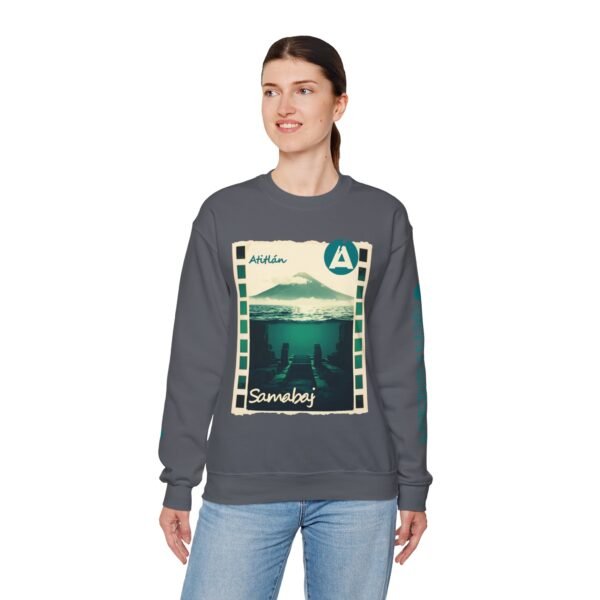 Sudadera unisex de cuello redondo de inspiración vintage de Samabaj, una prenda acogedora y moderna.