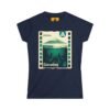 Camiseta de aventura guatemalteca para mujer, de postal de ATITLÁN, perfecta para viajeros y senderistas.