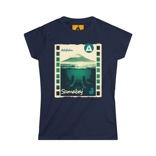 Camiseta de aventura guatemalteca para mujer, de postal de ATITLÁN, perfecta para viajeros y senderistas.