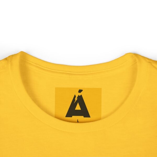 Camiseta de aventura guatemalteca para mujer, de postal de ATITLÁN, perfecta para viajeros y senderistas.