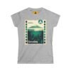 Camiseta de aventura guatemalteca para mujer, de postal de ATITLÁN, perfecta para viajeros y senderistas.