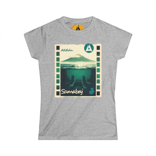 Camiseta de aventura guatemalteca para mujer, de postal de ATITLÁN, perfecta para viajeros y senderistas.