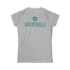 Camiseta de aventura guatemalteca para mujer, de postal de ATITLÁN, perfecta para viajeros y senderistas.