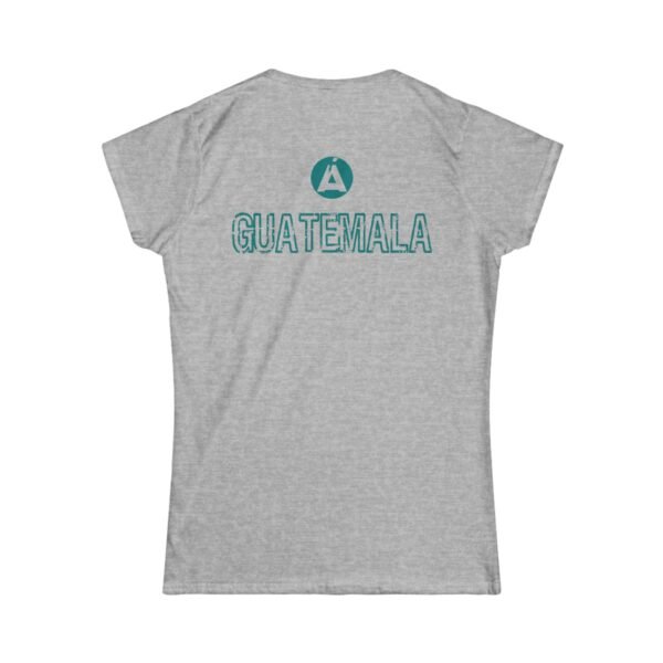Camiseta de aventura guatemalteca para mujer, de postal de ATITLÁN, perfecta para viajeros y senderistas.